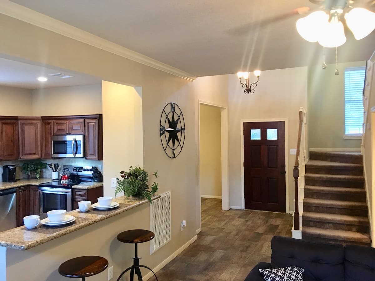 Spacious home in great family neighborhood! - Photo 1
