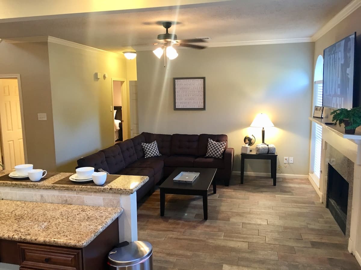 Spacious home in great family neighborhood! - Photo 4