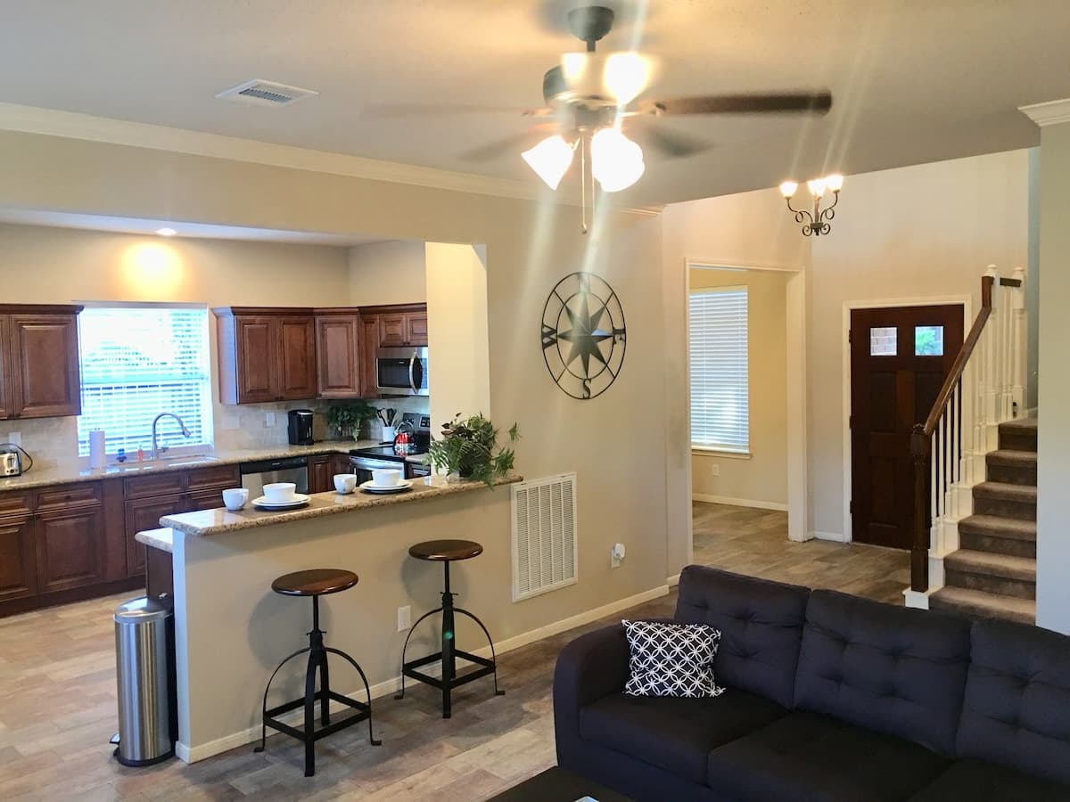 Spacious home in great family neighborhood! - Photo 3